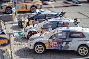 Modell-Rennautos werden ausgestellt Modell-Rennautos werden ausgestellt